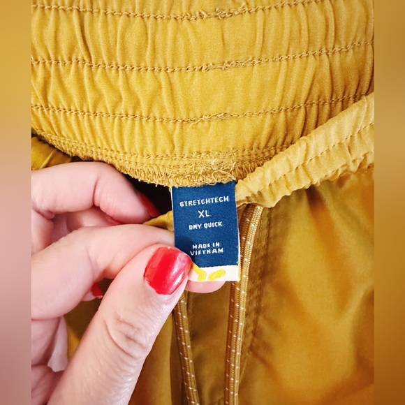 Old Navy Stretch Tech Quick Dry Shorts - Picture 3 of 4